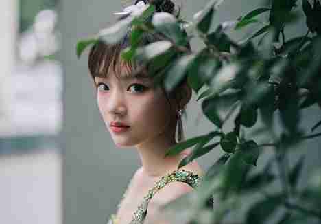 名门泽佳:任敏新造型真好看！！！穿绿钻石连衣裙搭丸子头效果甜美灵动